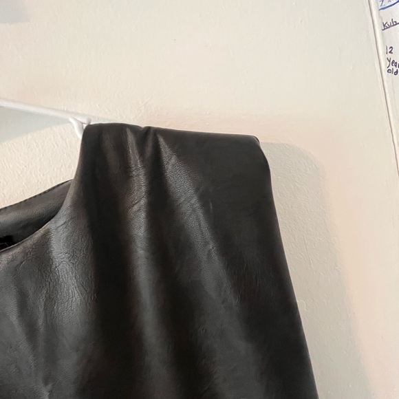 Venti6 Faux Leather Sleeveless with Shoulder Pads - Picture 5 of 6